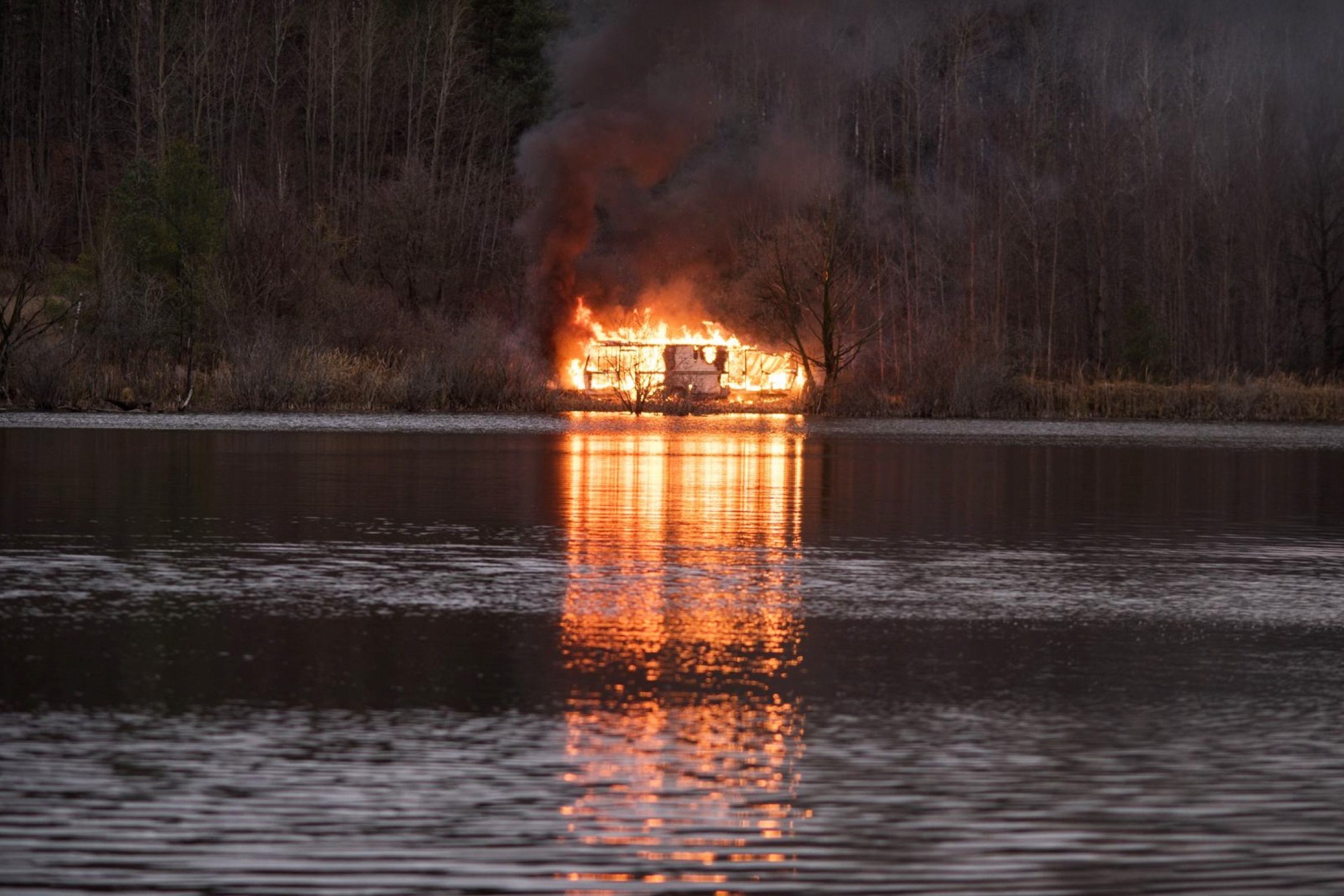 A scene from Netflix's Shimmer Lake (2017)