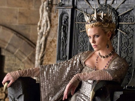 http://www.aceshowbiz.com/images/still/snow-white-huntsman-pic05.jpg