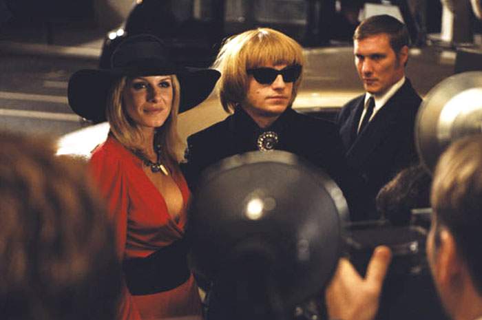 Leo Gregory as Brian Jones and Monet Mazur as Anita Pallenberg in Stoned (2006)