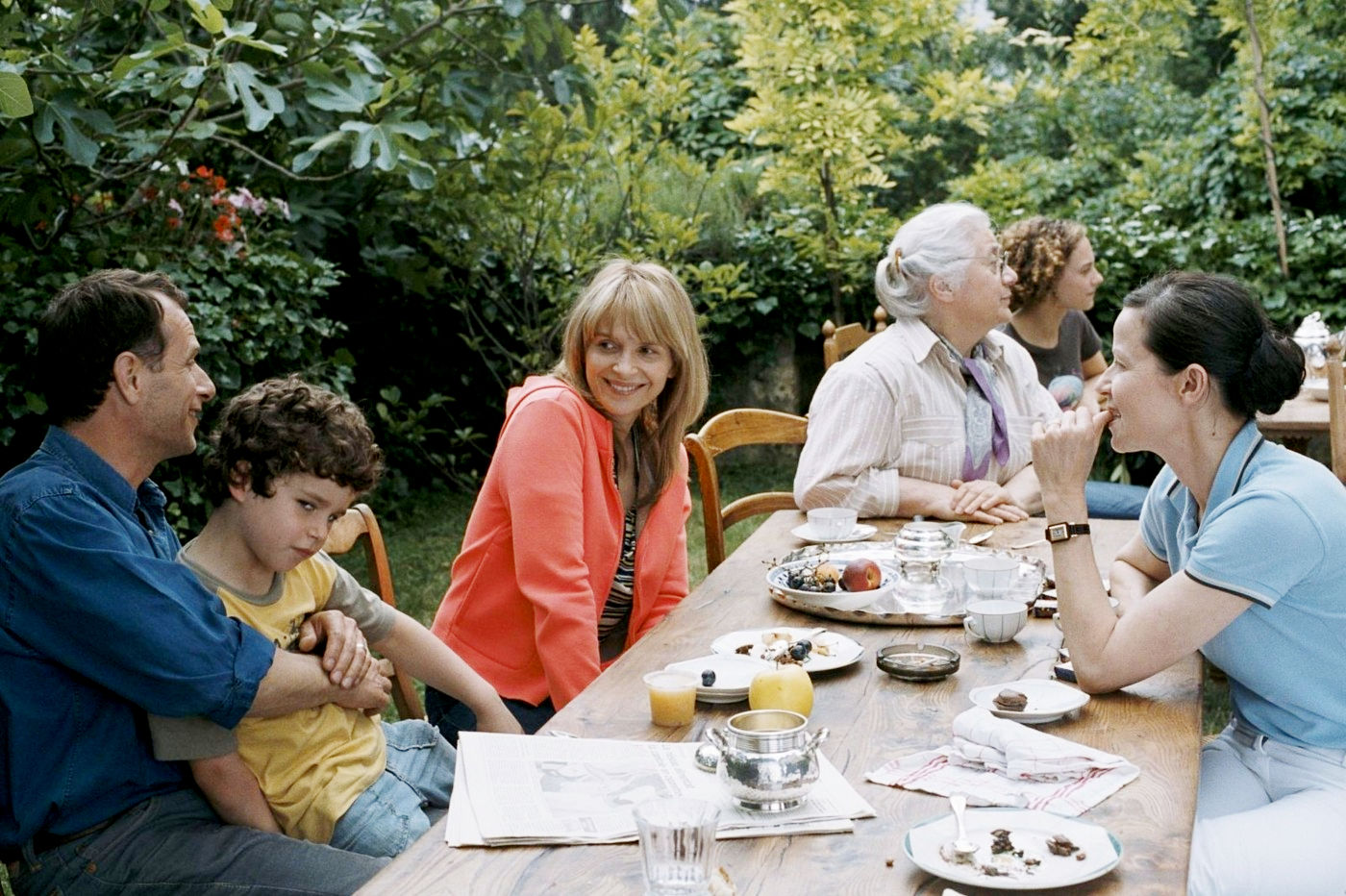 Charles Berling, Max Ricat, Juliette Binoche, Alice de Lencquesaing and Isabelle Sadoyan in IFC Films' Summer Hours (2009). Photo credit by Jeannick Gravelines.