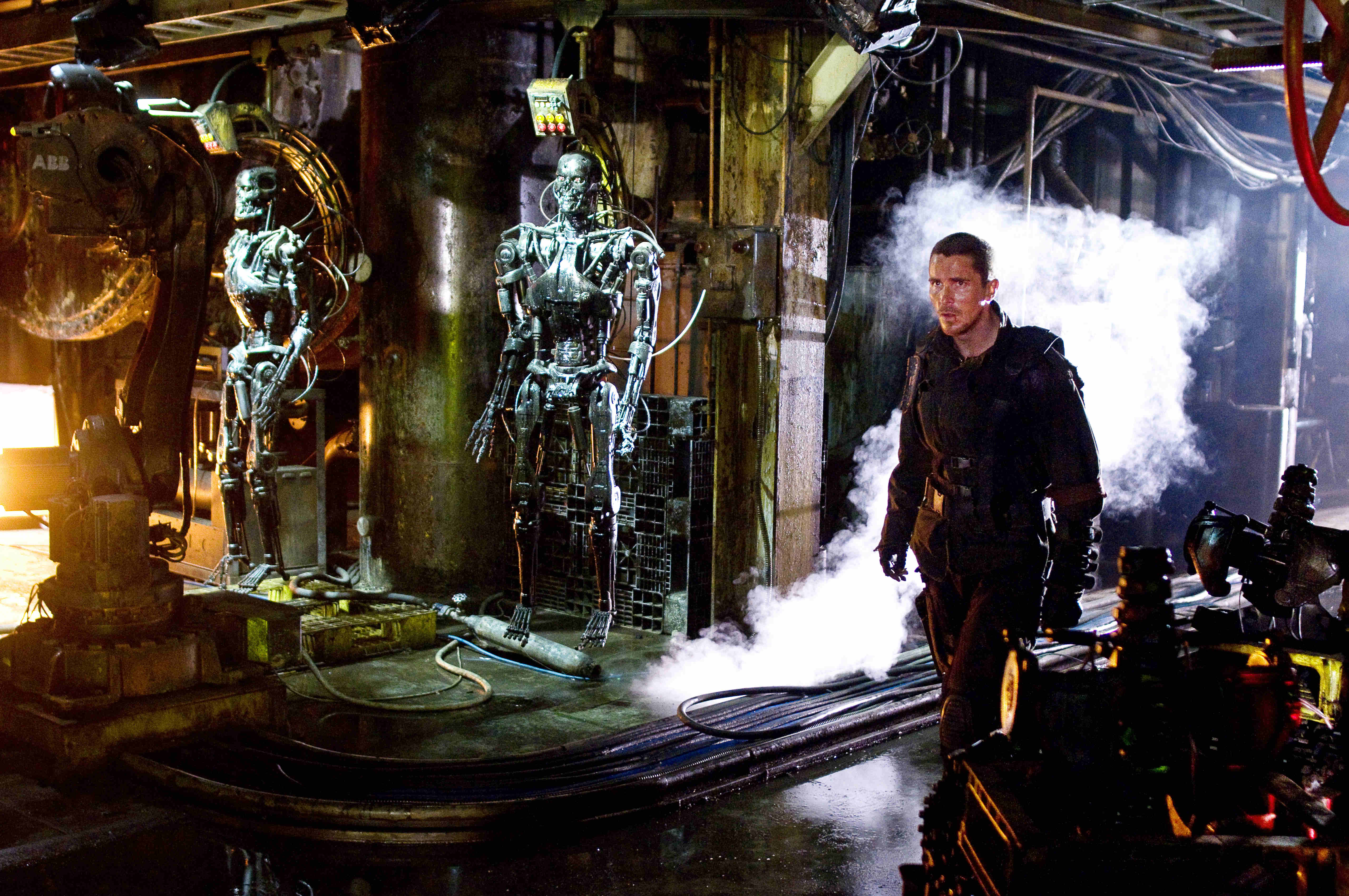Terminator watch. Терминатор: да придёт Спаситель (2009). Кристиан Бейл Терминатор. Терминатор 4 да придёт Спаситель 2009. Терминатор да придет Спаситель Кристиан Бэйл.