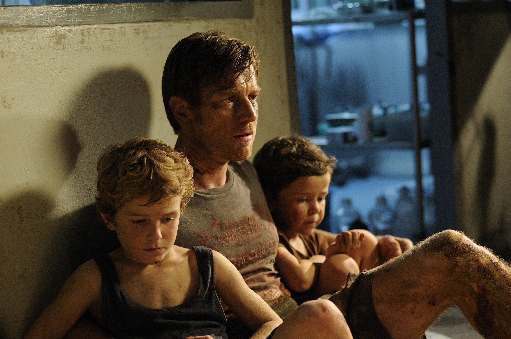 Tom Holland, Ewan McGregor and Oaklee Pendergast in Summit Entertainment's The Impossible (2012)