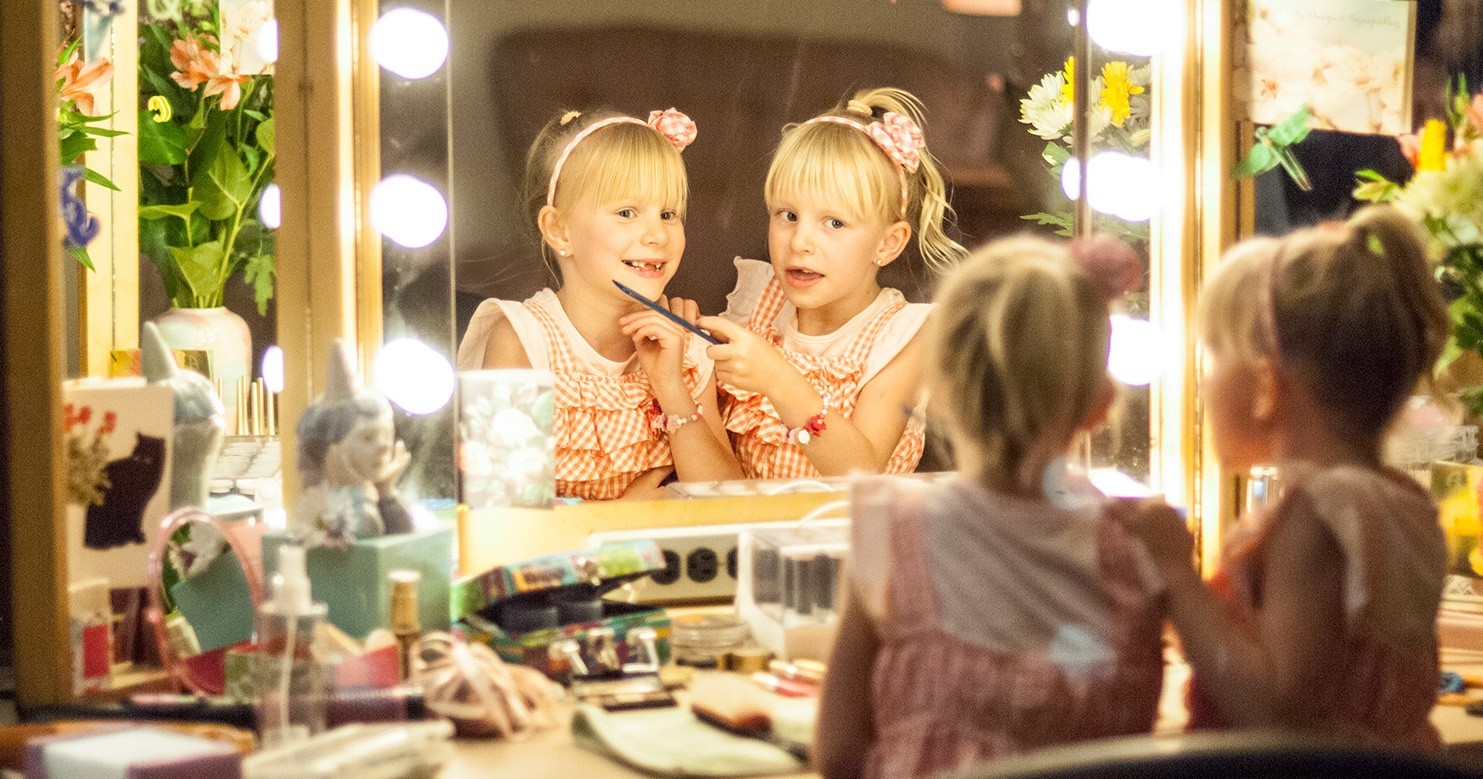 Blaise Todd stars as Toddler Mary-Kate Olsen and Kinslea Todd stars as Toddler Ashley Olsen in Lifetime's The Unauthorized Full House Story (2015)