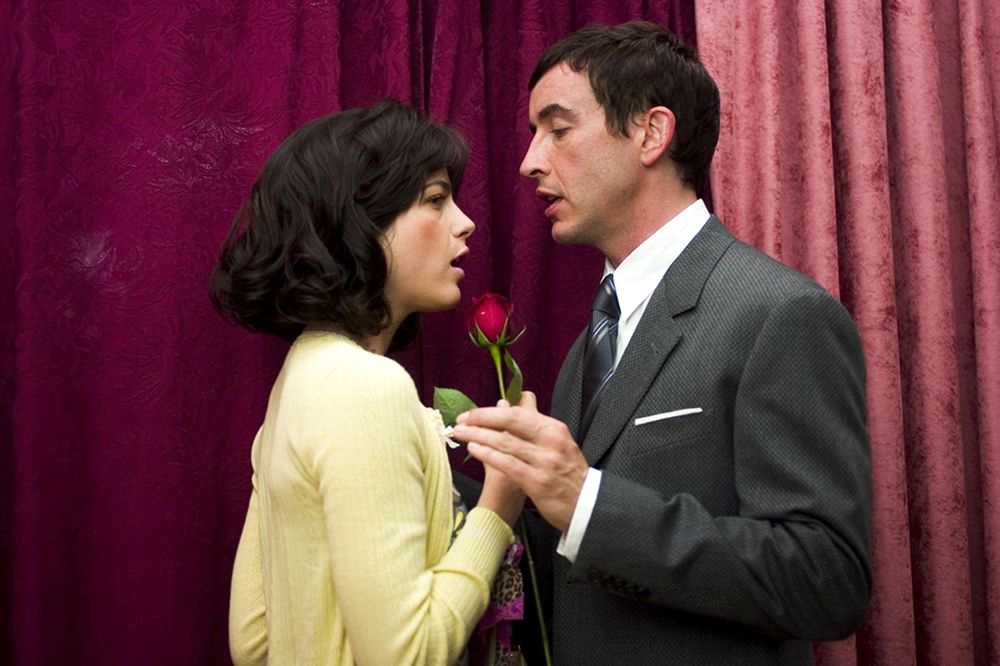 Selma Blair as Adelle and Steve Coogan as Ray Elliott in Columbia Pictures' The Alibi (2006)