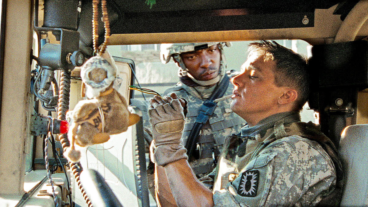 Anthony Mackie stars as Sergeant JT Sanborn and Jeremy Renner stars as Staff Sergeant William James in Summit Entertainment's The Hurt Locker (2009)