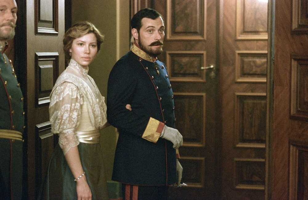 Jessica Biel as Princess Sophie and Rufus Sewell as Crown Prince Leopold in The Illusionist (2006)