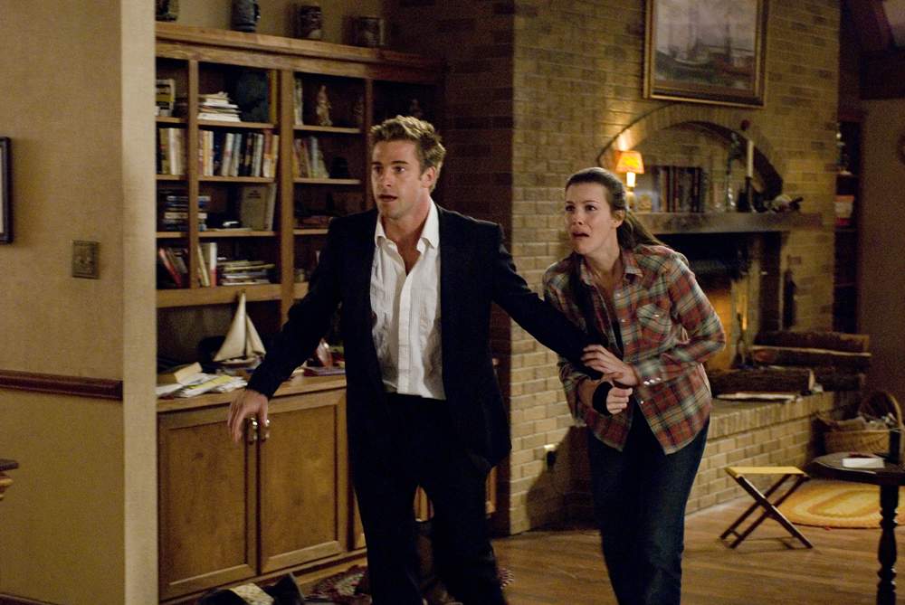 James Hoyt (SCOTT SPEEDMAN) and Kristen McKay (LIV TYLER) in Rogue Pictures' The Strangers (2008).