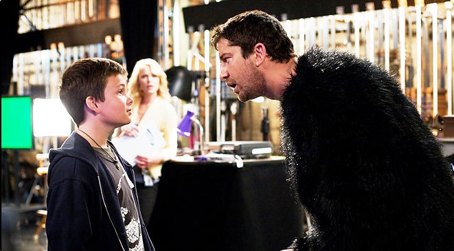 Noah Matthews stars as Jonah and Gerard Butler stars as Mike Alexander in Columbia Pictures' The Ugly Truth (2009)