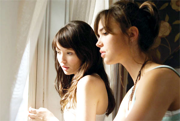 Emily Browning stars as Anna and Arielle Kebbel stars as Alex in DreamWorks' The Uninvited (2009)