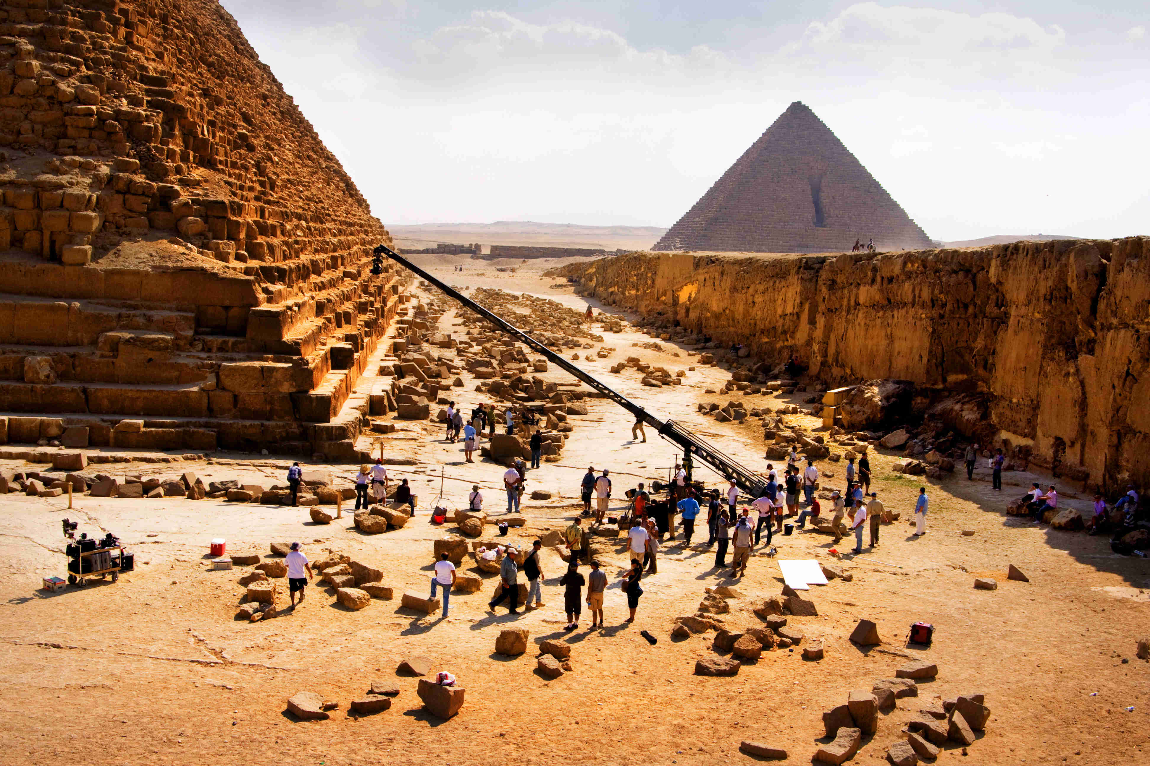 Построенный в древности. Стройка пирамиды Хеопса. Строители пирамид древнего Египта. Строители пирамиды Хеопса. Древние египетские строители пирамид Хеопса.