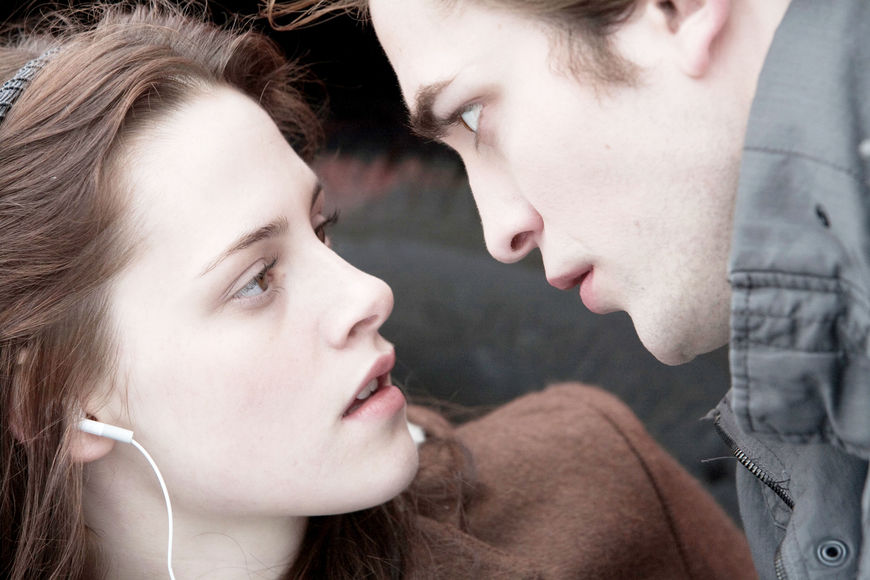 Kristen Stewart stars as Bella Swan and Robert Pattinson stars as Edward Cu...