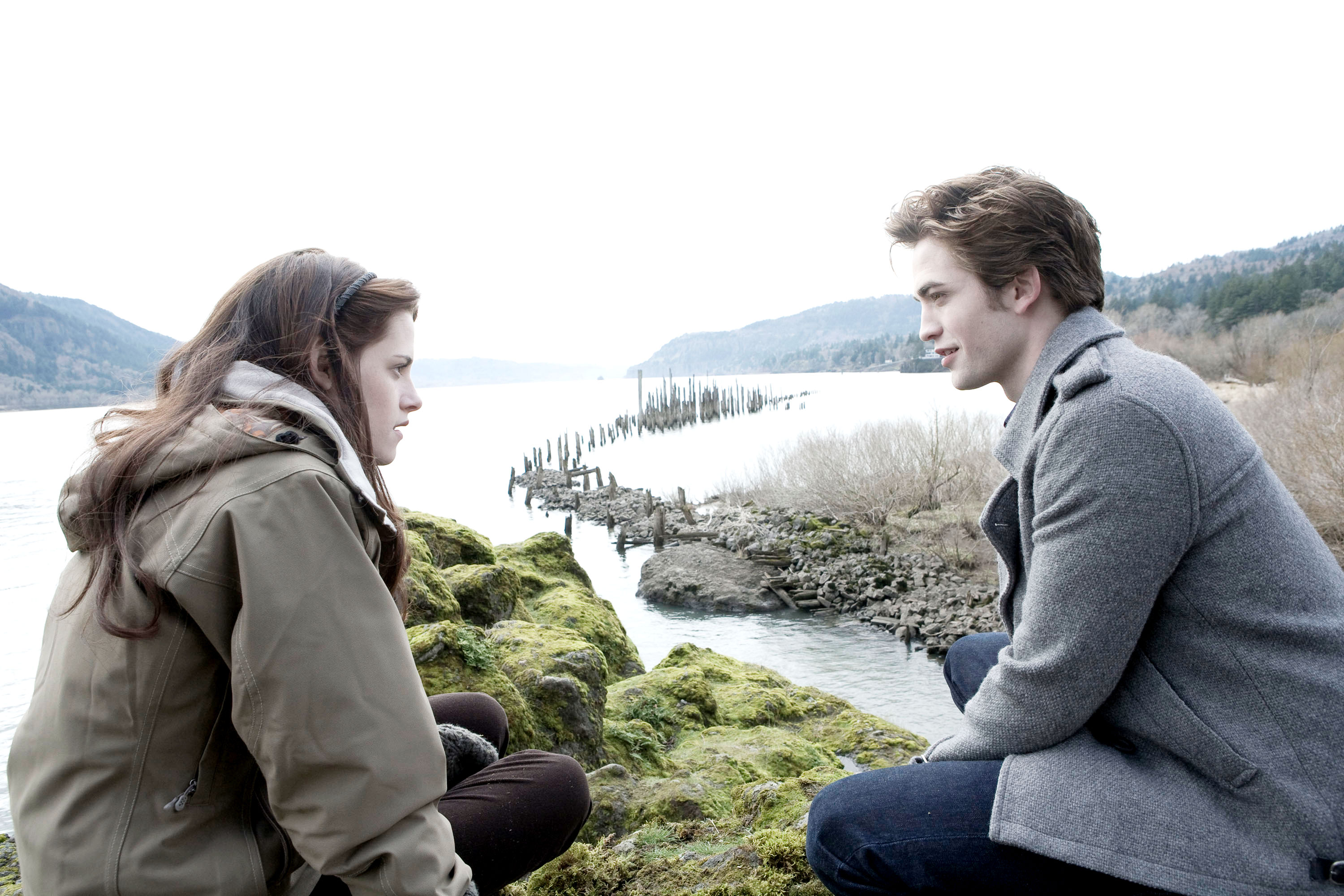 Kristen Stewart stars as Bella Swan and Robert Pattinson stars as Edward Cullen in Summit Entertainment's Twilight (2008)