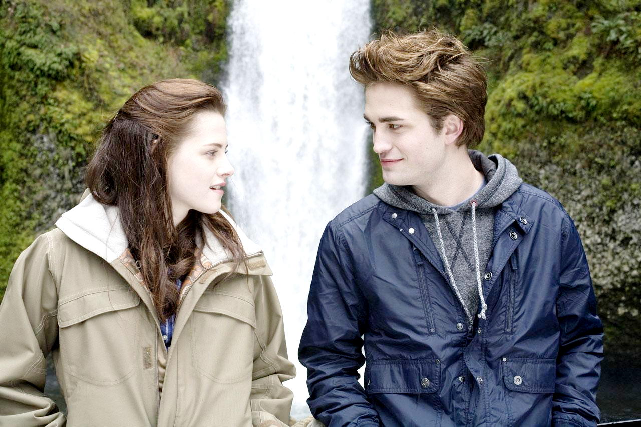 Kristen Stewart stars as Bella Swan and Robert Pattinson stars as Edward Cullen in Summit Entertainment's Twilight (2008)