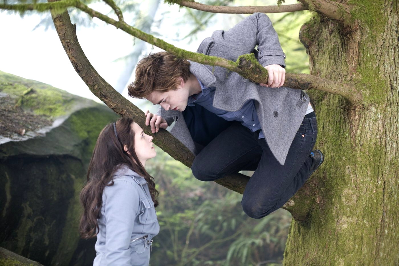 Kristen Stewart stars as Bella Swan and Robert Pattinson stars as Edward Cullen in Summit Entertainment's Twilight (2008)