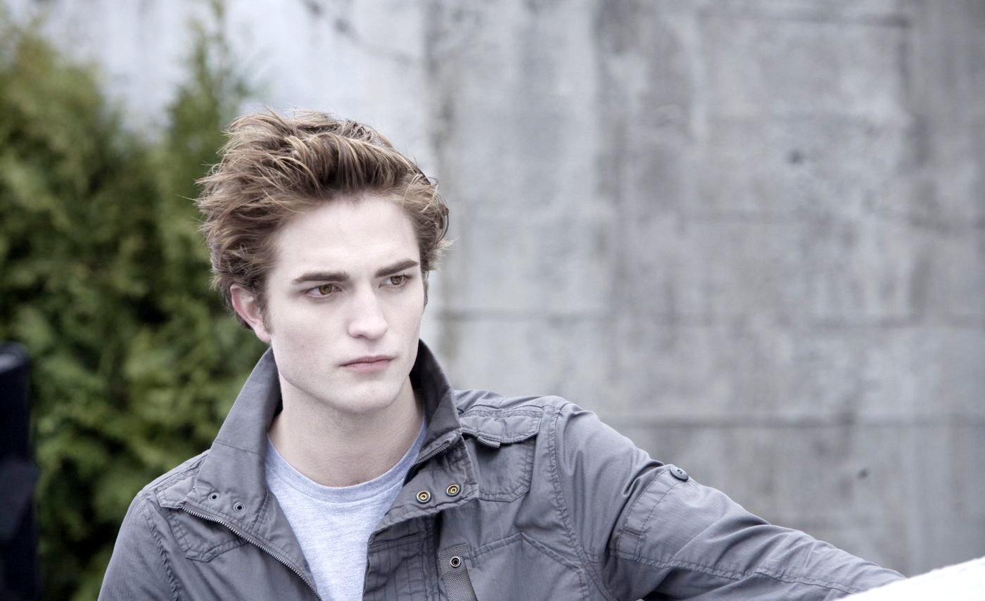 Robert Pattinson stars as Edward Cullen in Summit Entertainment's Twilight (2008)