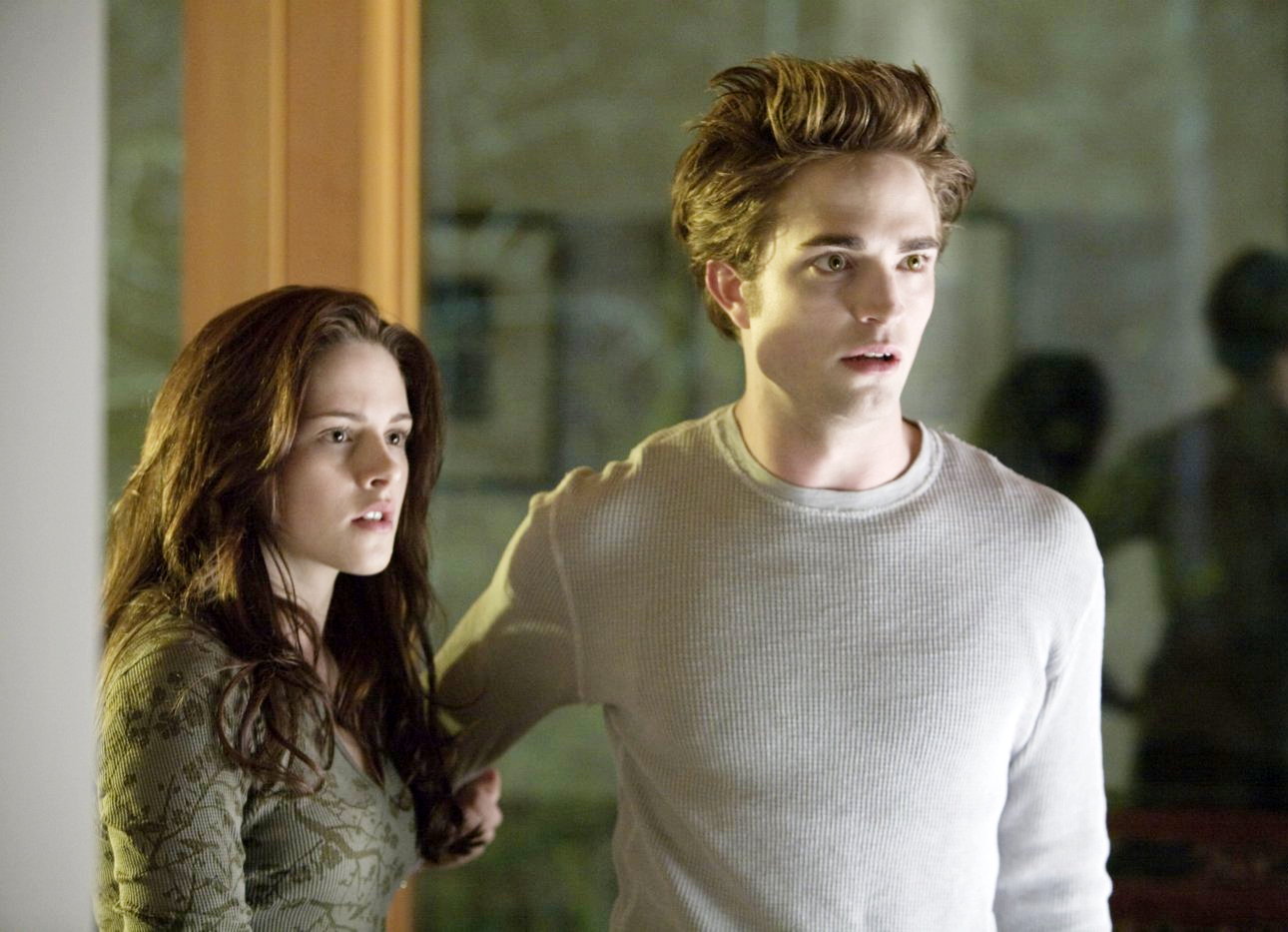 Kristen Stewart stars as Bella Swan and Robert Pattinson stars as Edward Cullen in Summit Entertainment's Twilight (2008)