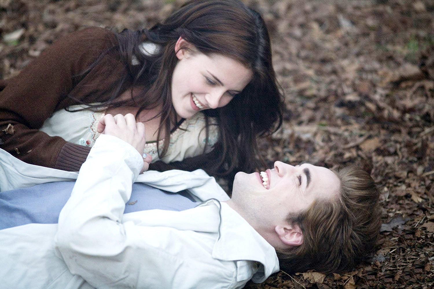 Kristen Stewart stars as Bella Swan and Robert Pattinson stars as Edward Cullen in Summit Entertainment's Twilight (2008)