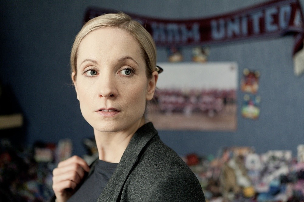 Joanne Froggatt stars as Detective Inspector Sarah Clayton in Tribeca Film's uwantme2killhim? (2014)