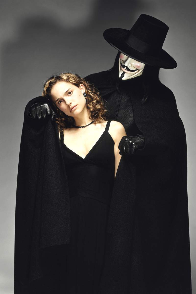 NATALIE PORTMAN as Evey and HUGO WEAVING as V in 