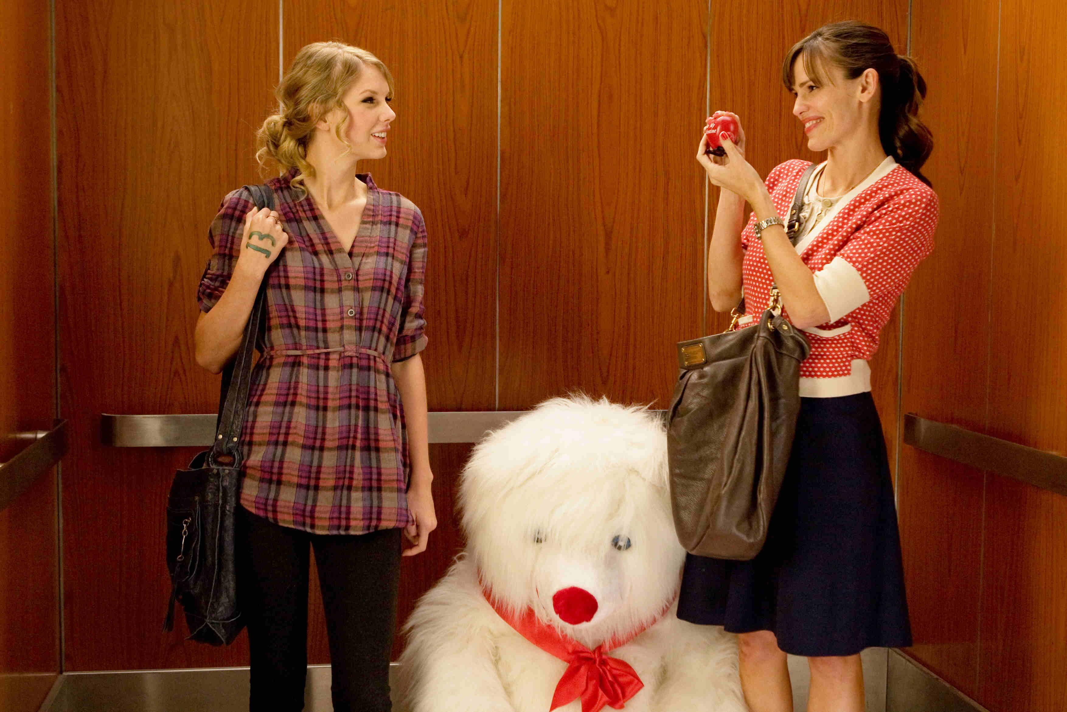 Taylor Swift stars as Felicia and Jennifer Garner stars as Julia Fitzpatrick in New Line Cinema's Valentine's Day (2010)
