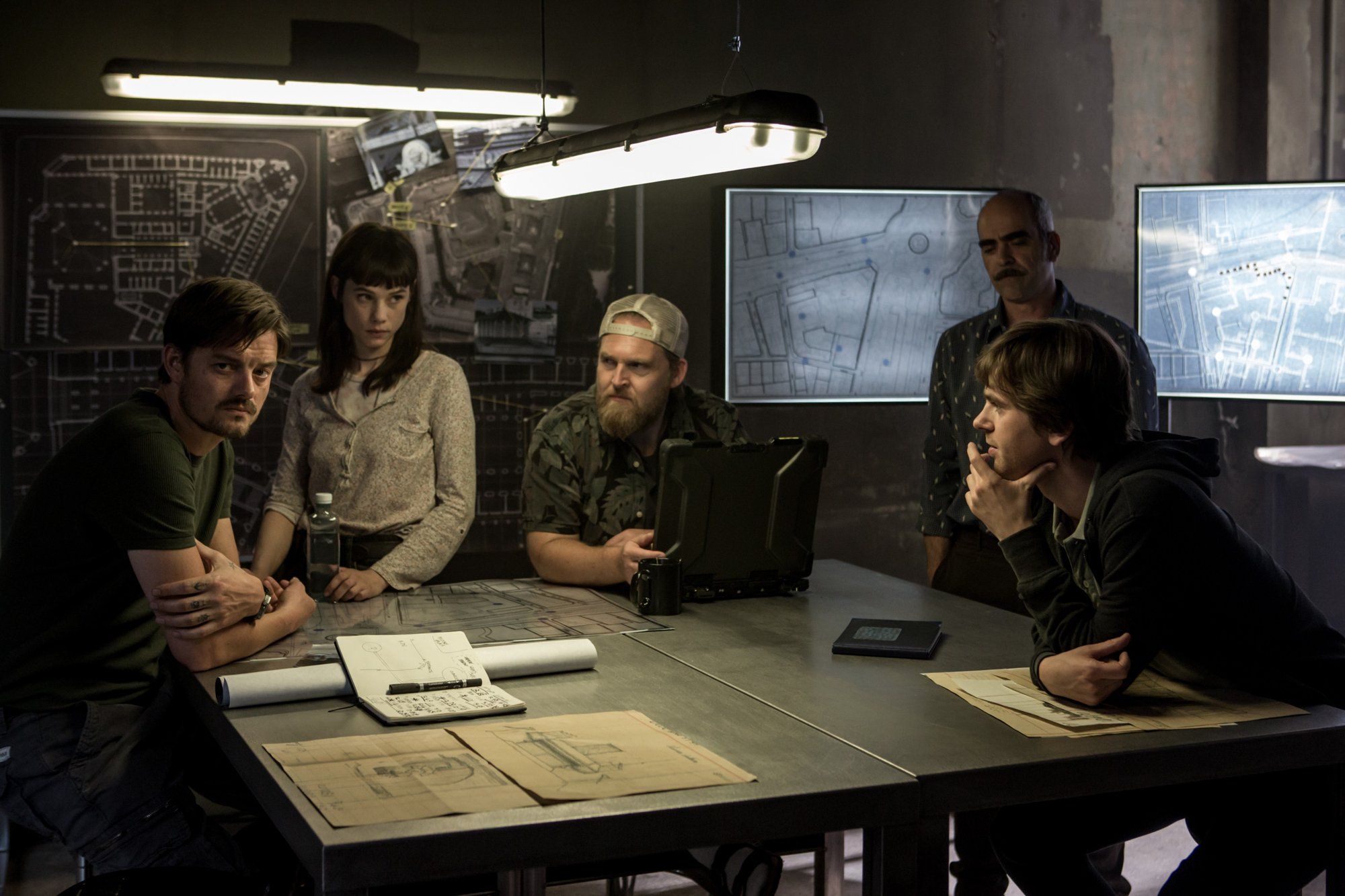 Sam Riley, Astrid Berges-Frisbey, Axel Stein, Luis Tosar and Freddie Highmore in The Vault (2021)