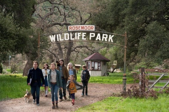 Matt Damon, Scarlett Johansson and Maggie Elizabeth Jones in 20th Century Fox's We Bought a Zoo (2011)