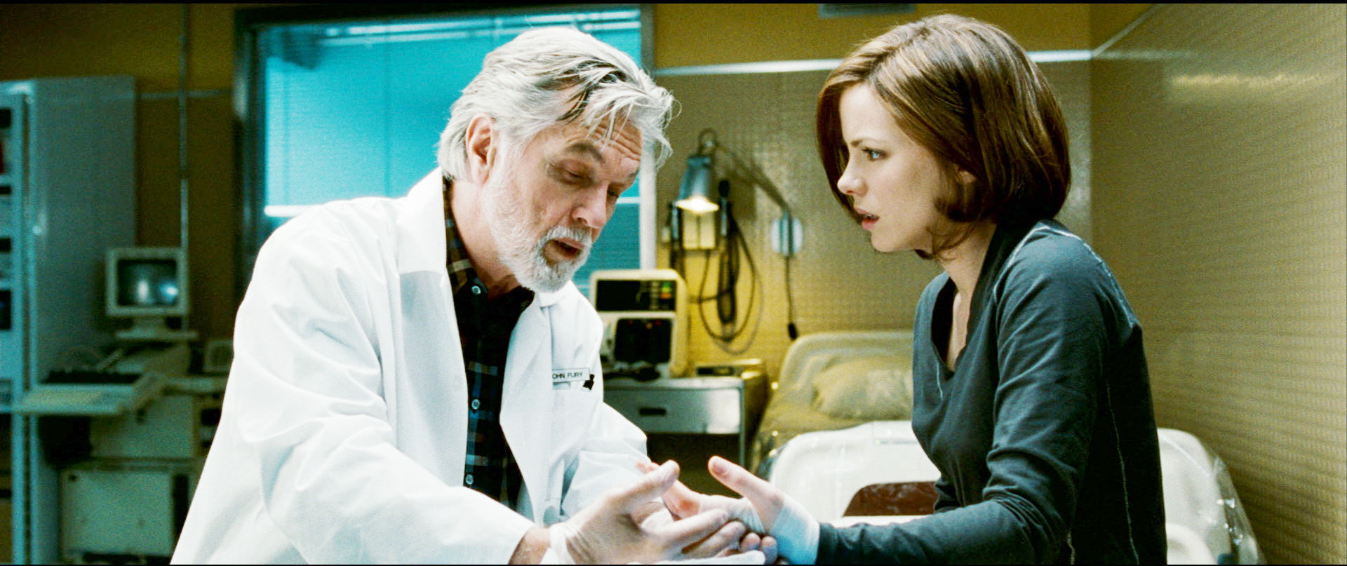 Tom Skerritt and Kate Beckinsale (Carrie Stetko) in Warner Bros. Pictures' Whiteout (2009)