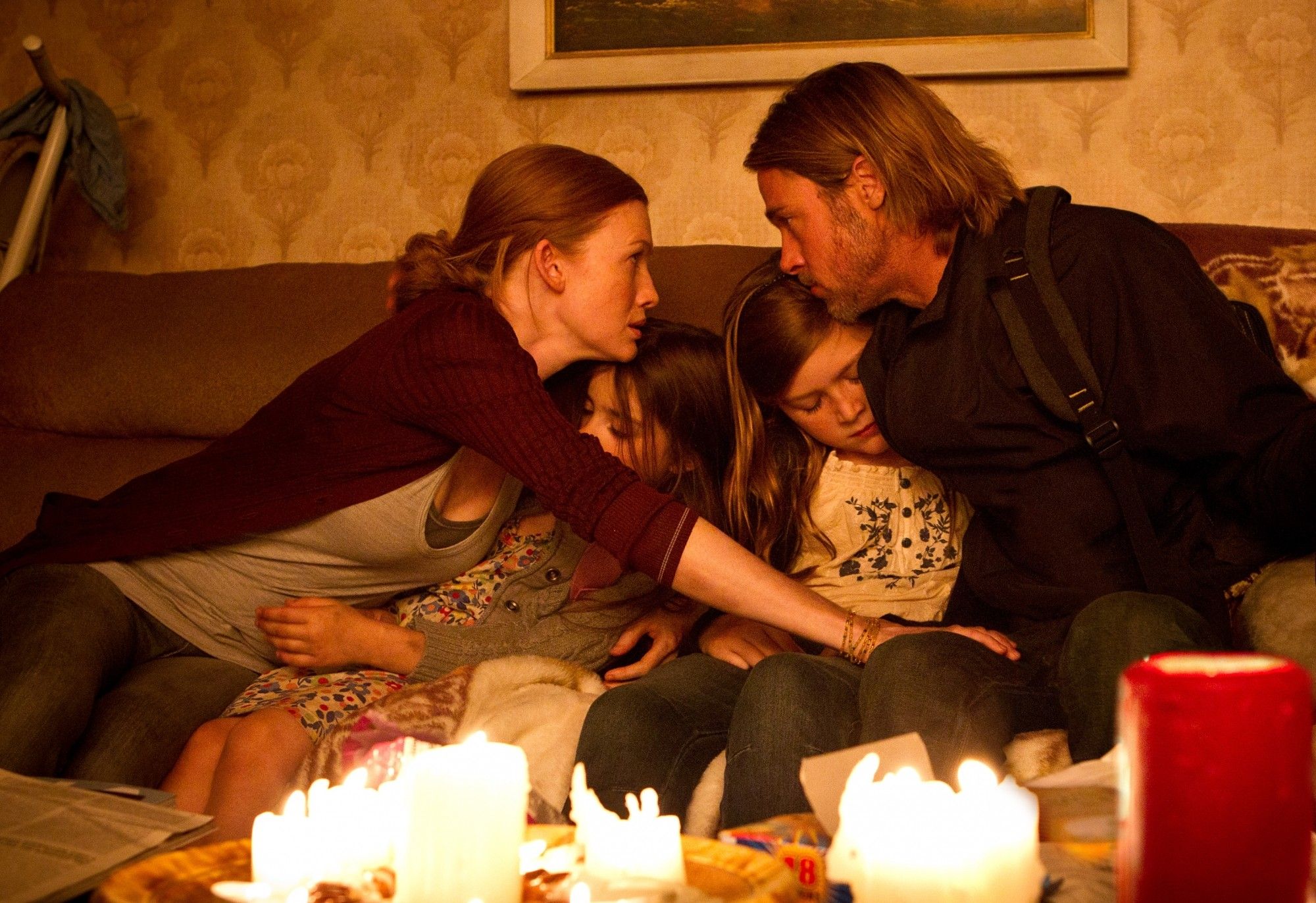 Mireille Enos, Sterling Jerins, Abigail Hargrove and Brad Pitt in Paramount Pictures' World War Z (2013)