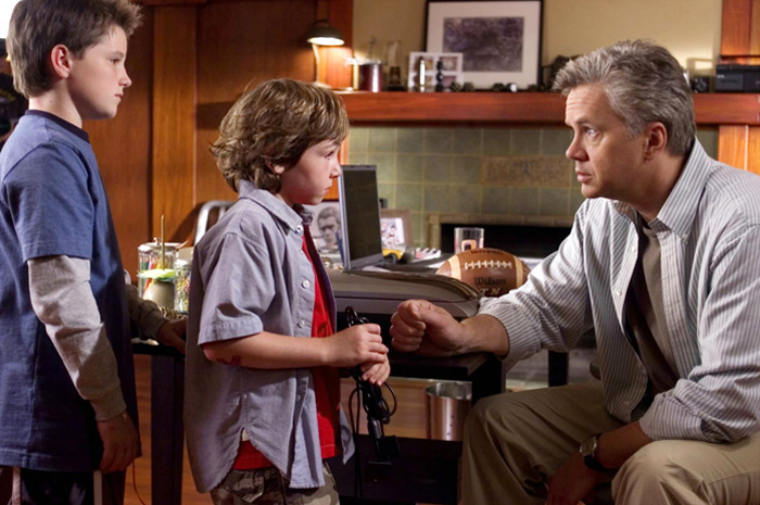 Tim Robbins plays as Dad in ZATHURA (2005)