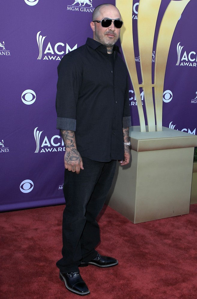 Aaron Lewis Wife Aaron Lewis is truly an amazing person.. he does so