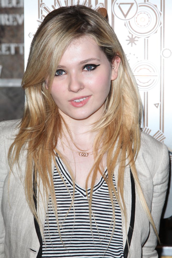 Abigail Breslin Lights up The Empire State Building in Yellow to Honor Project Sunshine Month