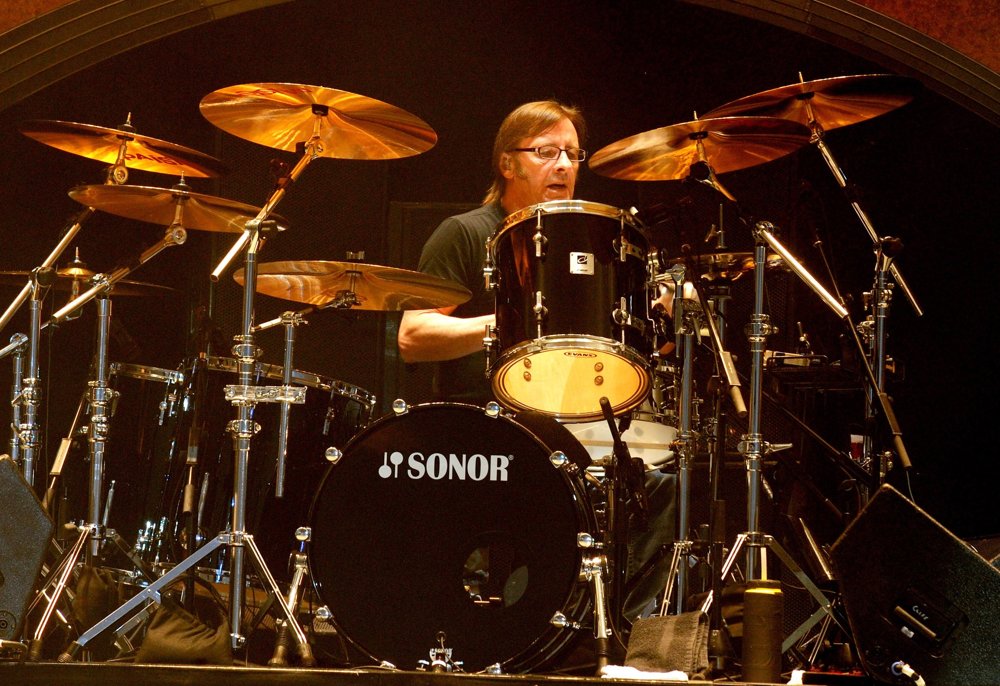 phil-rudd Picture 1 - AC-DC Performing Live