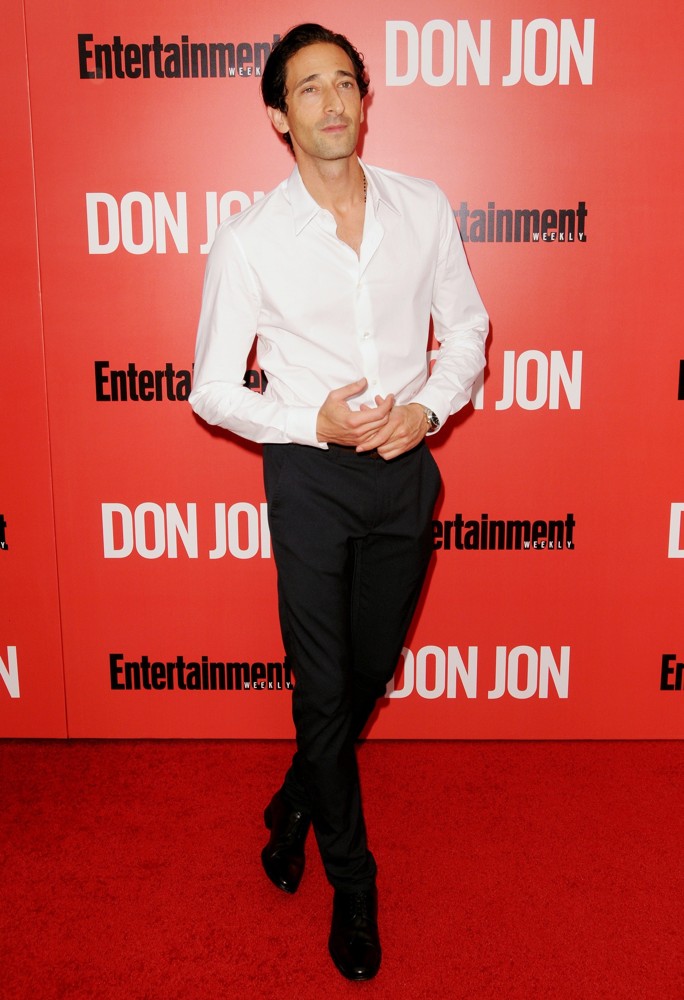 эдриан броуди фильмография лучшие. adrien brody premiere don jon 05. эдриан броуди фильмография лучшие фото. эдриан броуди фильмография лучшие-adrien brody premiere don jon 05. картинка эдриан броуди фильмография лучшие. картинка adrien brody premiere don jon 05. Автобиографическая лента «Пианист» представляет историю жизни Владислава Шпильмана, одного из лучших пианистов Польши 30-х годов прошлого века. Основным действующим лицом в фильме фильма выступает Владек, занимавшийся музыкальным искусством до тех пор, пока территорию Польши не оккупировали нацисты. Еврейское население столкнулось с тем, о чем сегодня всему миру стыдно вспоминать: мужчин, жензин, детей и стариков сгоняют в Варшавское гетто, им запрещают работать, их унижают, заставляют носить отличительные повязки, а через некоторое время отправляют в концлагеря. Владеку удалось остаться в живых, но какую цену он за это заплатил и как ему удалось выжить после окончания страшных времен — об этом кино Полански, который знает о происходивших событиях как никто, пройдя мальчиком через те же испытания, о которых он рассказывает в своей ленте.