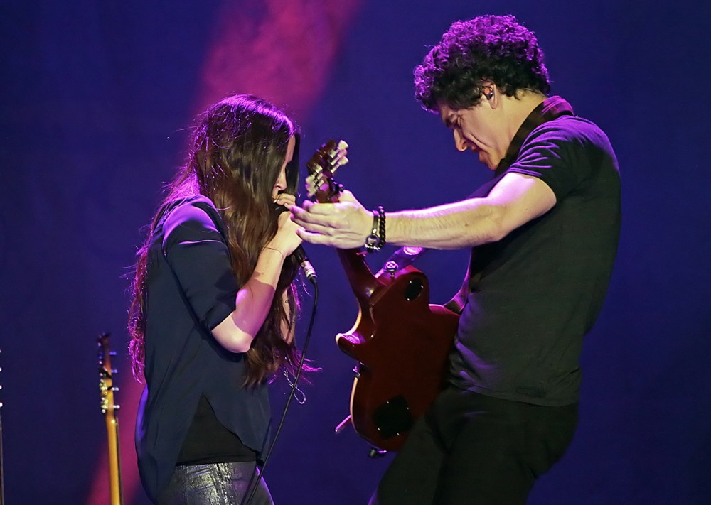 Alanis Morissette Performing
