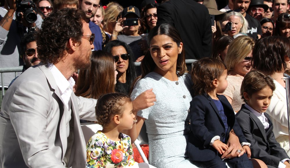 мэттью макконахи с семьей. ливингстон алвес макконахи. ливингстон алвес, леви алвес макконахи. мэттью макконахи с женой и детьми. мэттью макконахи с семьей 2021.