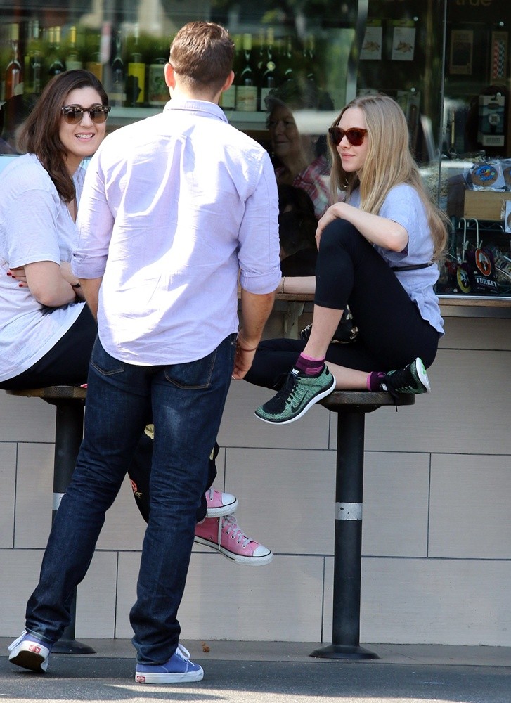 Amanda Seyfried Having Lunch with Friends