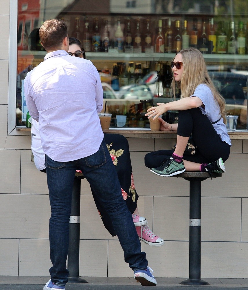 Amanda Seyfried Having Lunch with Friends