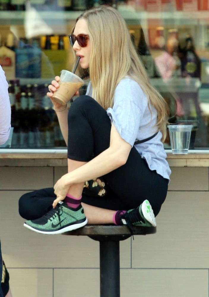 Amanda Seyfried Having Lunch with Friends