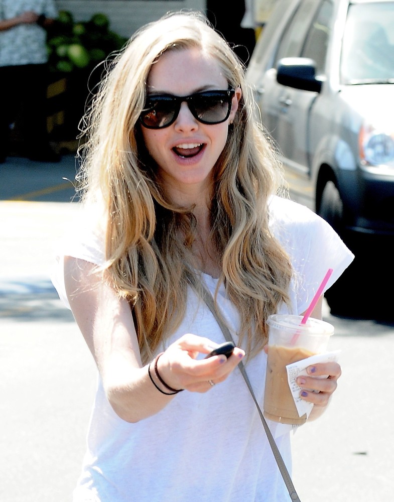 Amanda Seyfried Whilst Out for A Coffee