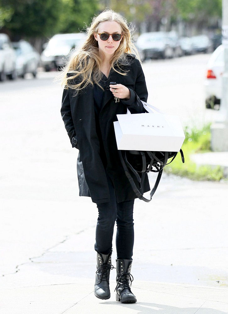 Amanda Seyfried;<br>Amanda Seyfried Wearing No Makeup as She Leaves Marni Boutique After Shopping