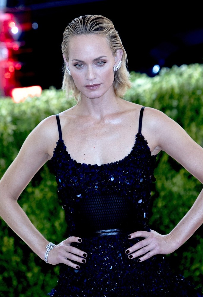 amber valletta topless