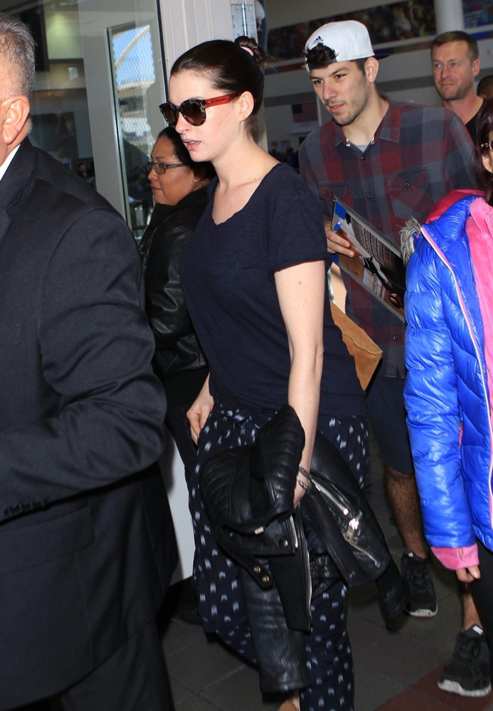 Anne Hathaway Arrives at Los Angeles International Airport