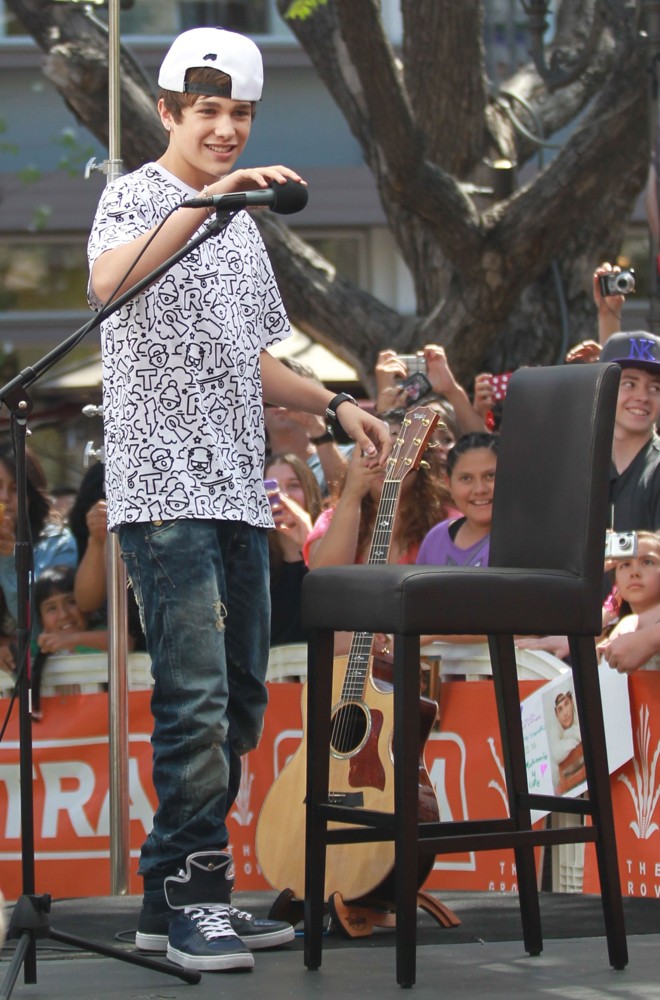 Austin Mahone Films Extra