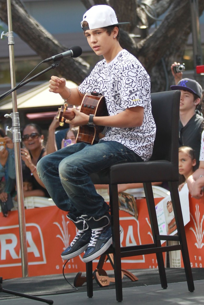 Austin Mahone Films Extra