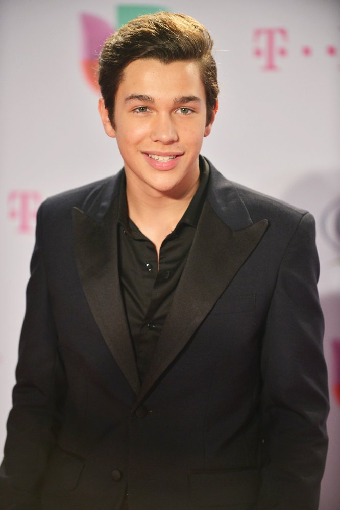 Premio Lo Nuestro a la Musica Latina 2014 - Red Carpet Arrivals