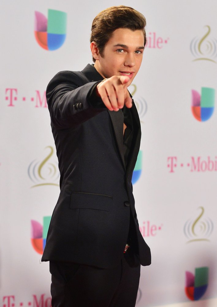 Premio Lo Nuestro a la Musica Latina 2014 - Red Carpet Arrivals