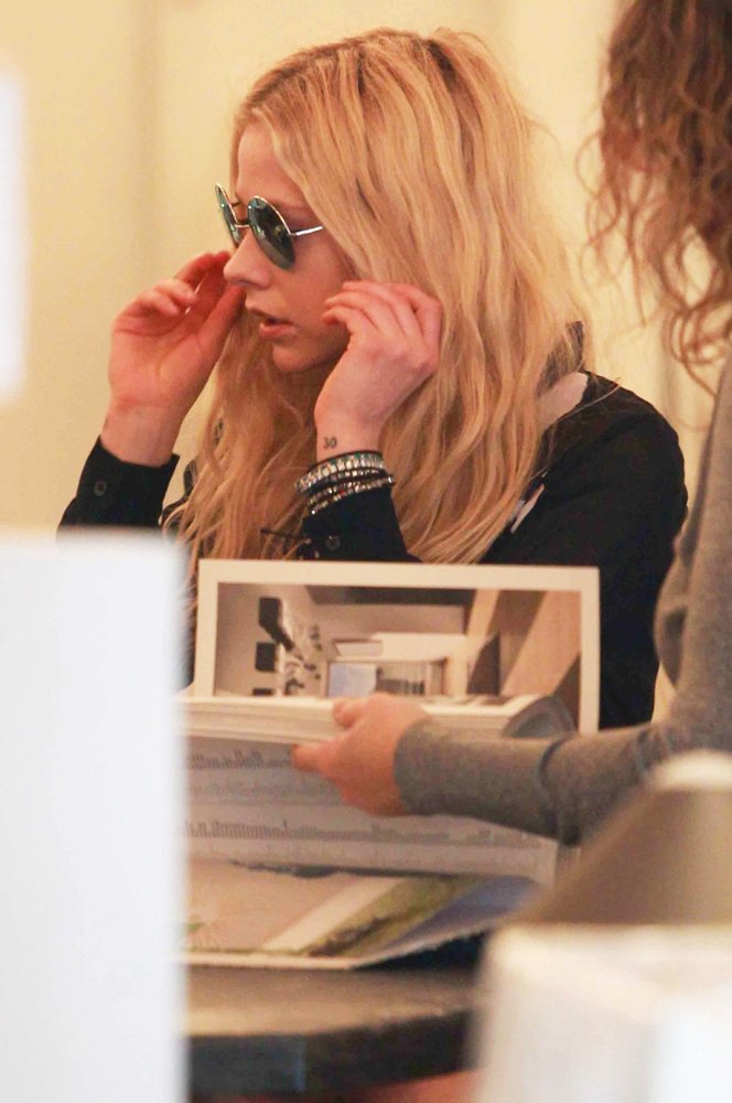 Avril Lavigne and Ryan Cabrera Shopping Together