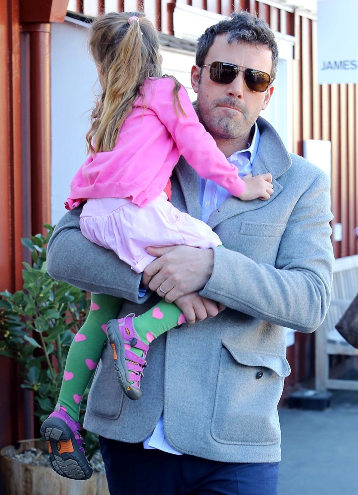 Ben Affleck Takes His Daughter to Brentwood Country Mart to Grab A Coffee
