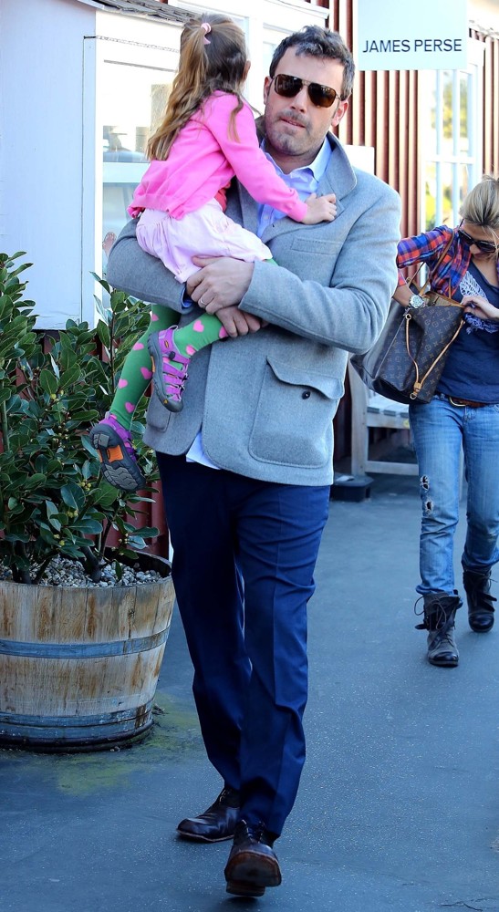 Ben Affleck Takes His Daughter to Brentwood Country Mart to Grab A Coffee