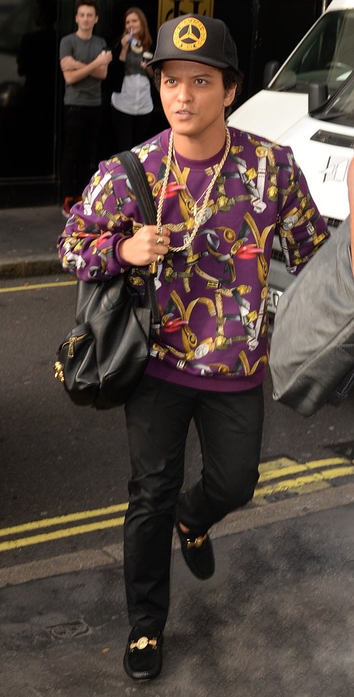 Trapi Clip Motyľ O Bruno Mars Clothing Style Cervena Siling Odbornost